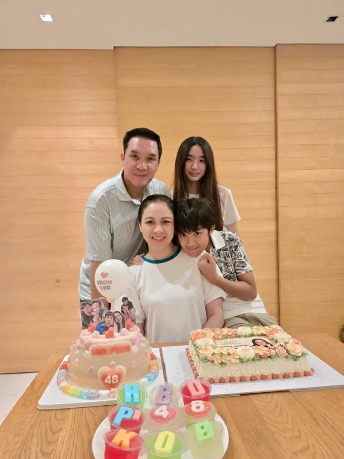  "กบ สุวนันท์" ฉลองวันเกิด 48 ปี อบอุ่นพร้อมหน้าลูกๆและครอบครัว