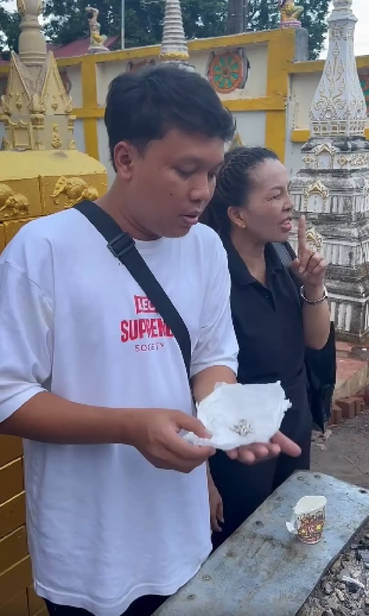"ออย แสงศิลป์" เก็บอัฐิฟันพระพ่อ ก่อนสะดุดตา หลังนับได้เลขมงคล