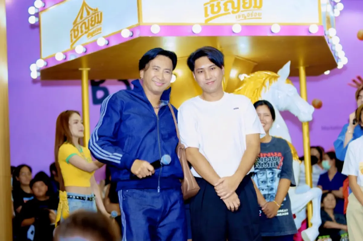 สำเนาถูกต้อง  "บอล เชิญยิ้ม" อวดภาพคู่ "เบลล์" ลูกชายคนโต 