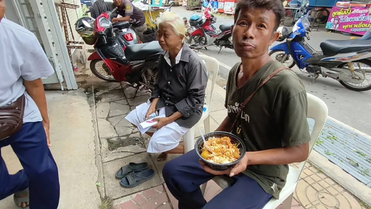 ผู้สูงวัยลุยอุทธรณ์บัตรคนจนอุทัยฯ ร้านดังแจกข้าวฟรี