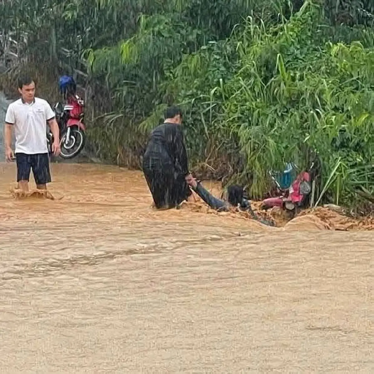 นาทีชีวิต! น้ำป่าวังน้ำเขียวซัดสาวตกคลอง พลเมืองดีช่วยทัน