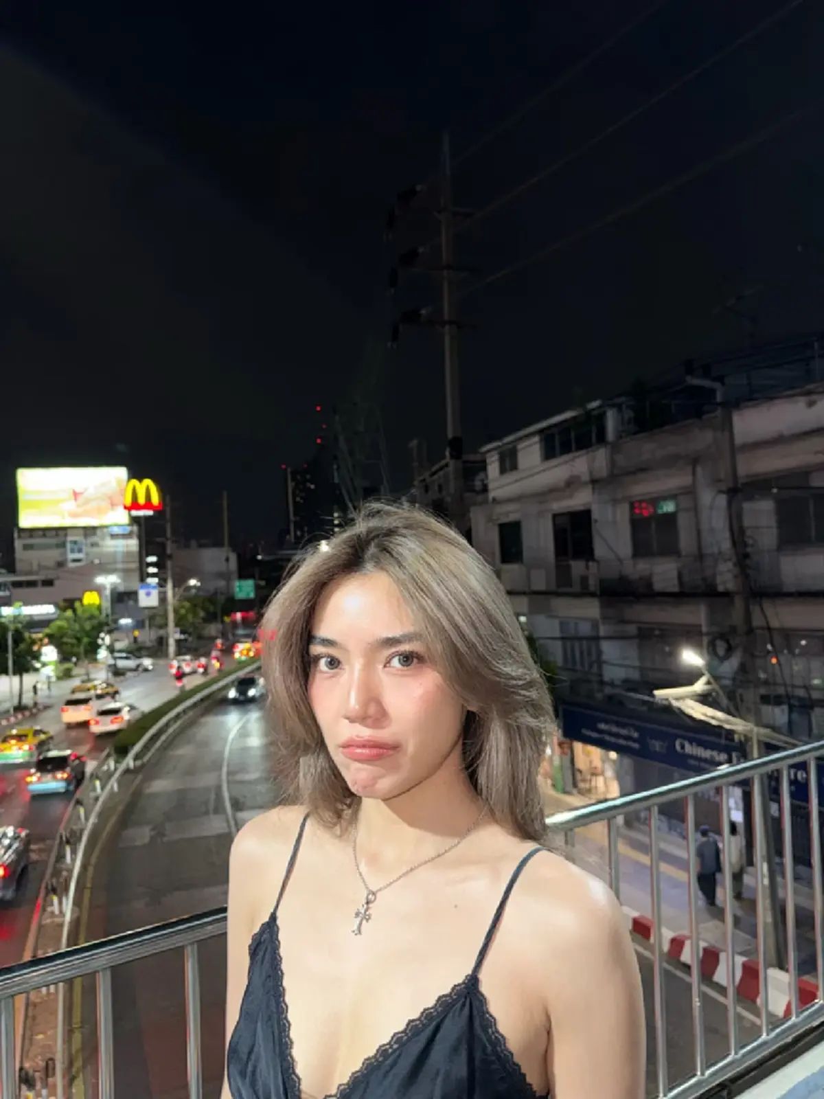 "เลดี้ปราง" สาดออร่ากลางดึก สวยจึ้งจนลืมมองวิวสะพานลอย
