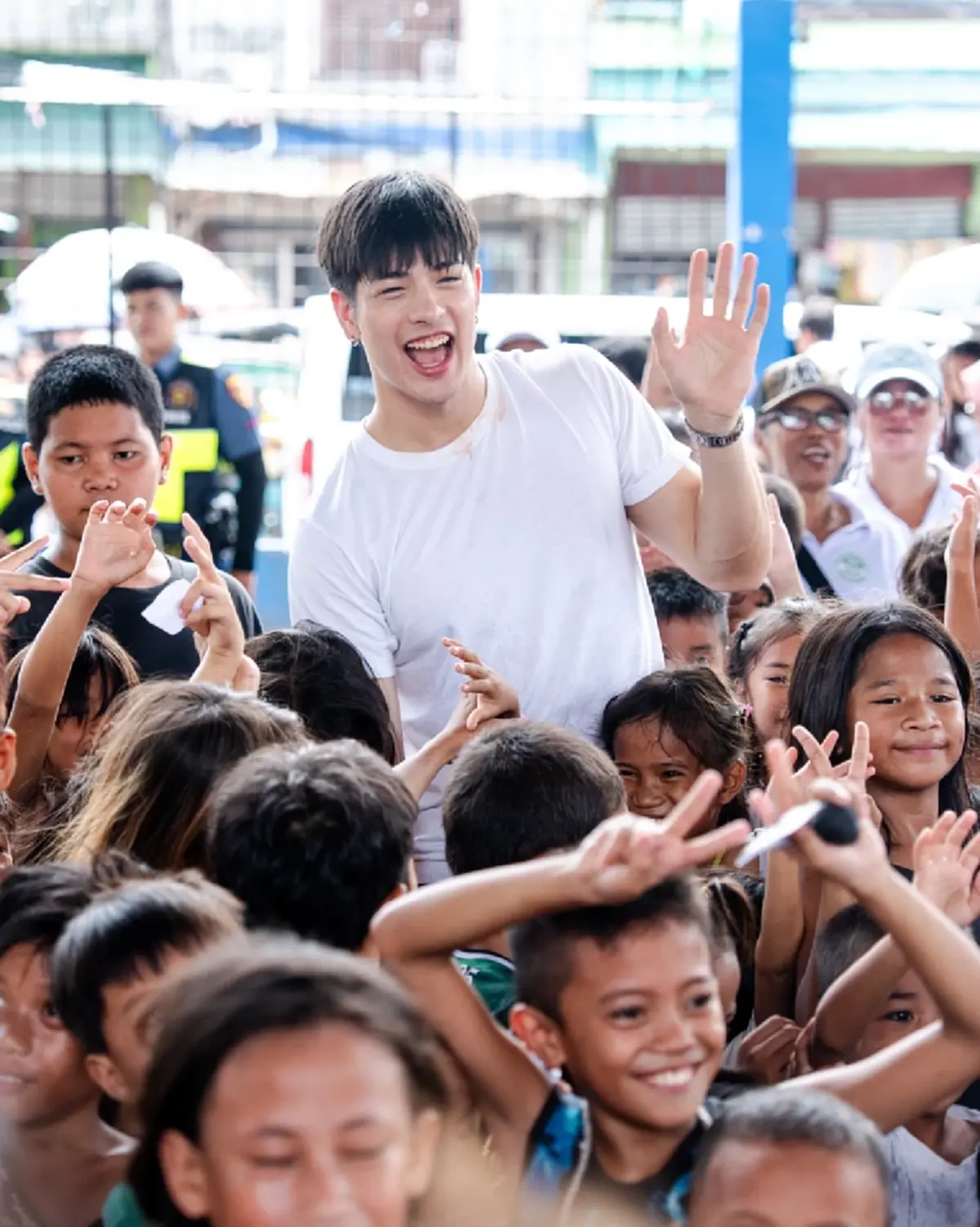 พระเอกหนุ่มหล่อใจดี ร่วมจิตอาสาและมอบรอยยิ้มให้กับน้องๆ