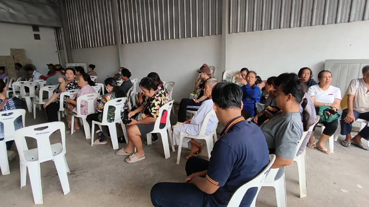ผู้สูงวัยลุยอุทธรณ์บัตรคนจนอุทัยฯ ร้านดังแจกข้าวฟรี