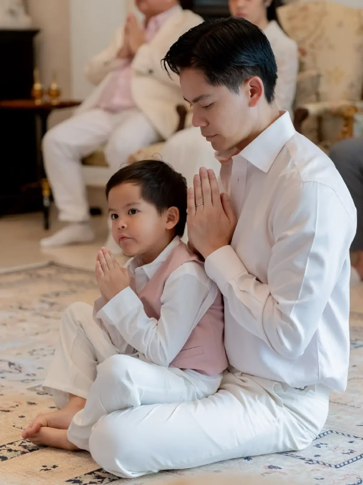 "กรณ์ ณรงค์เดช" พาครอบครัวทำบุญวันเกิดคุณแม่ผู้ล่วงลับ