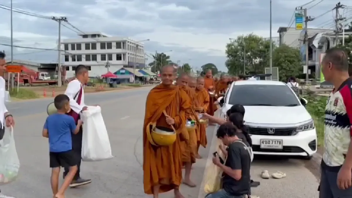 พบพระธุดงค์กว่า 60 รูป เดินผ่านโคราช วอนผู้ใช้ถนนชะลอความเร็ว