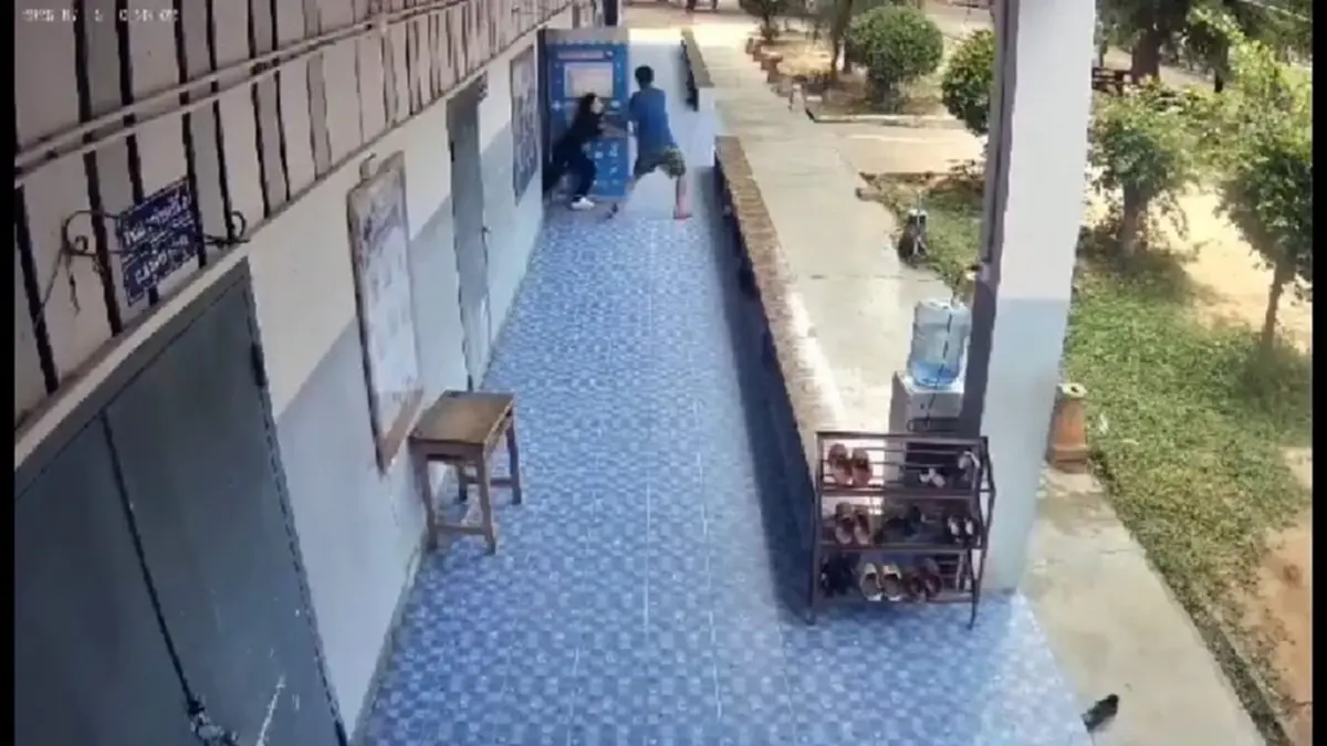 ผวาทั้งโรงเรียน! เผยวงจรปิดชายป่วยจิตบุกโรงเรียน พุ่งดึงประตูห้องเรียน ครูสู้ยิบตา