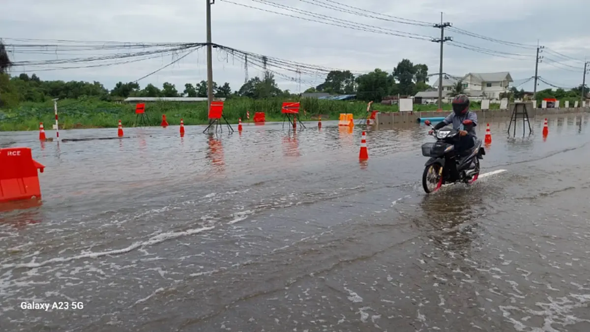 ฝนถล่มระยองหนักสุดในรอบปี! น้ำท่วมสุขุมวิท การจราจรติดขัดหนัก