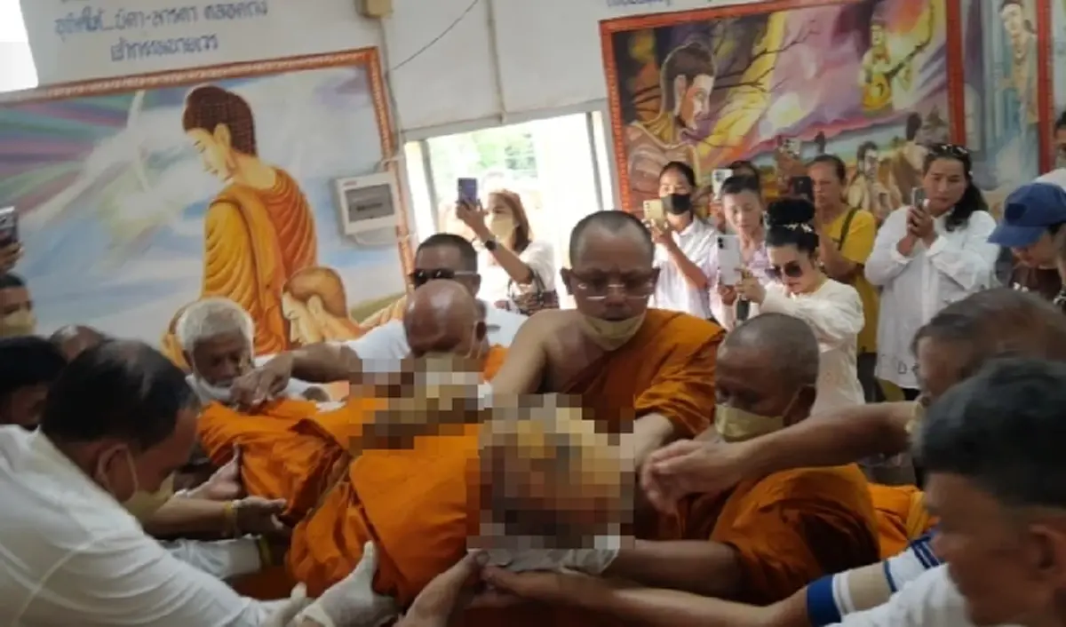 ศรัทธาล้นวัด! เปลี่ยนจีวรหลวงปู่เงื่อม พบสรีระยังคงเดิม