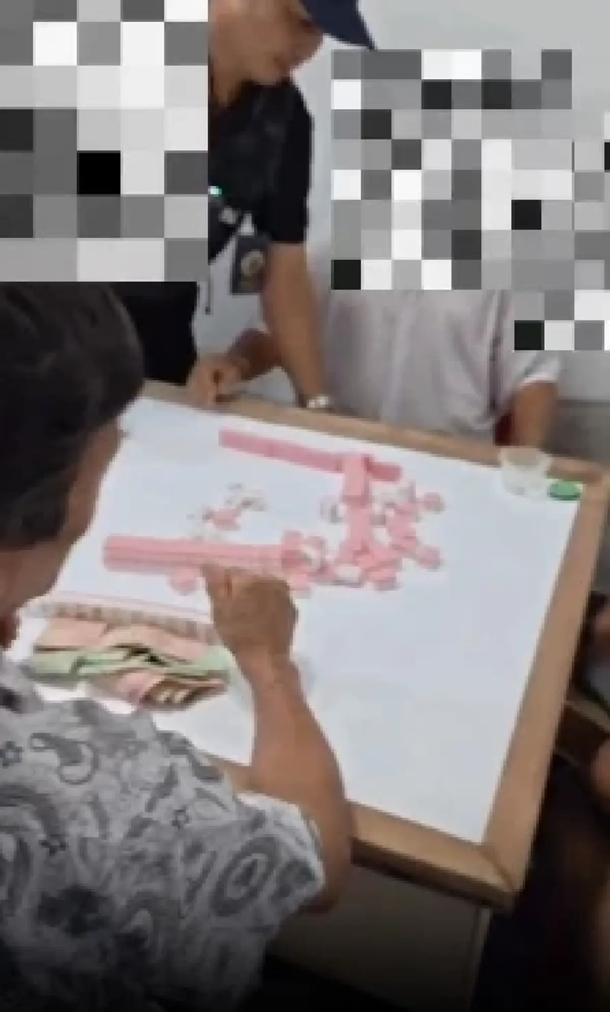 ฝ่ายปกครองสะเดาบุกทลายวงไพ่นกกระจอก รวบนักพนันยกแก๊ง 7 ราย