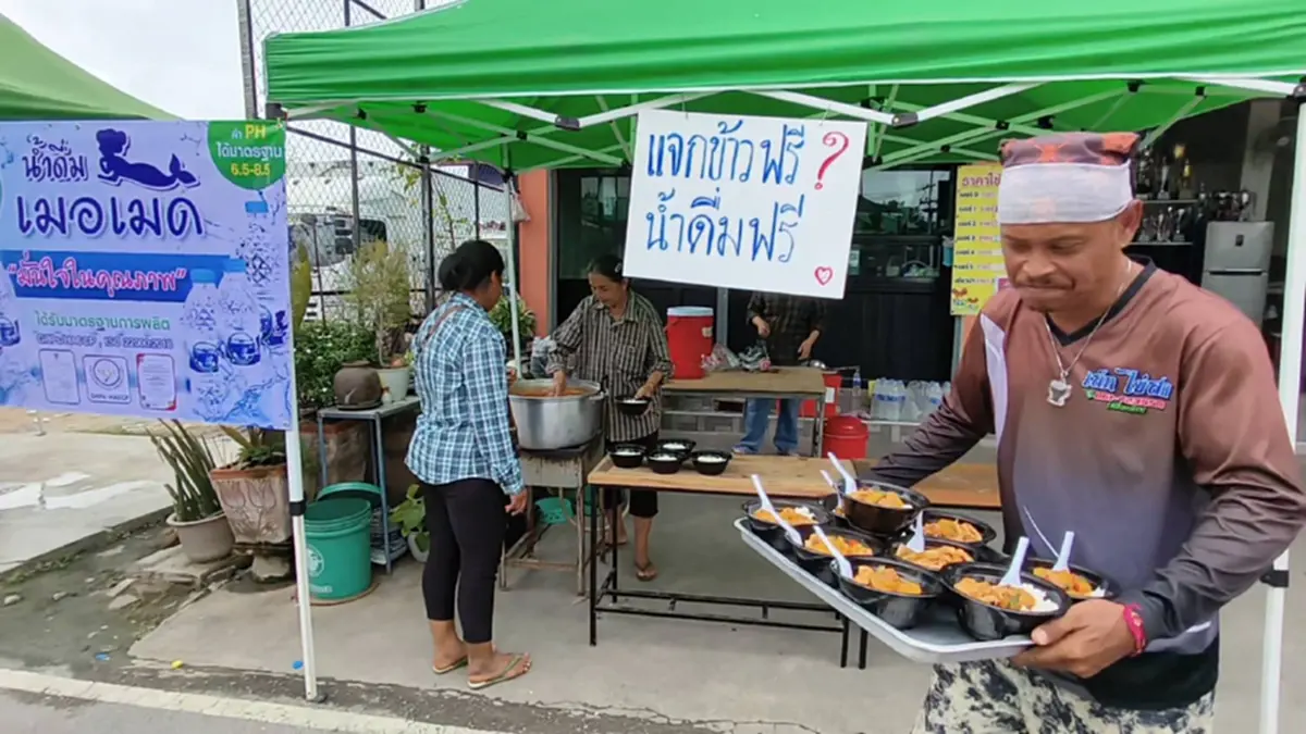 ผู้สูงวัยลุยอุทธรณ์บัตรคนจนอุทัยฯ ร้านดังแจกข้าวฟรี