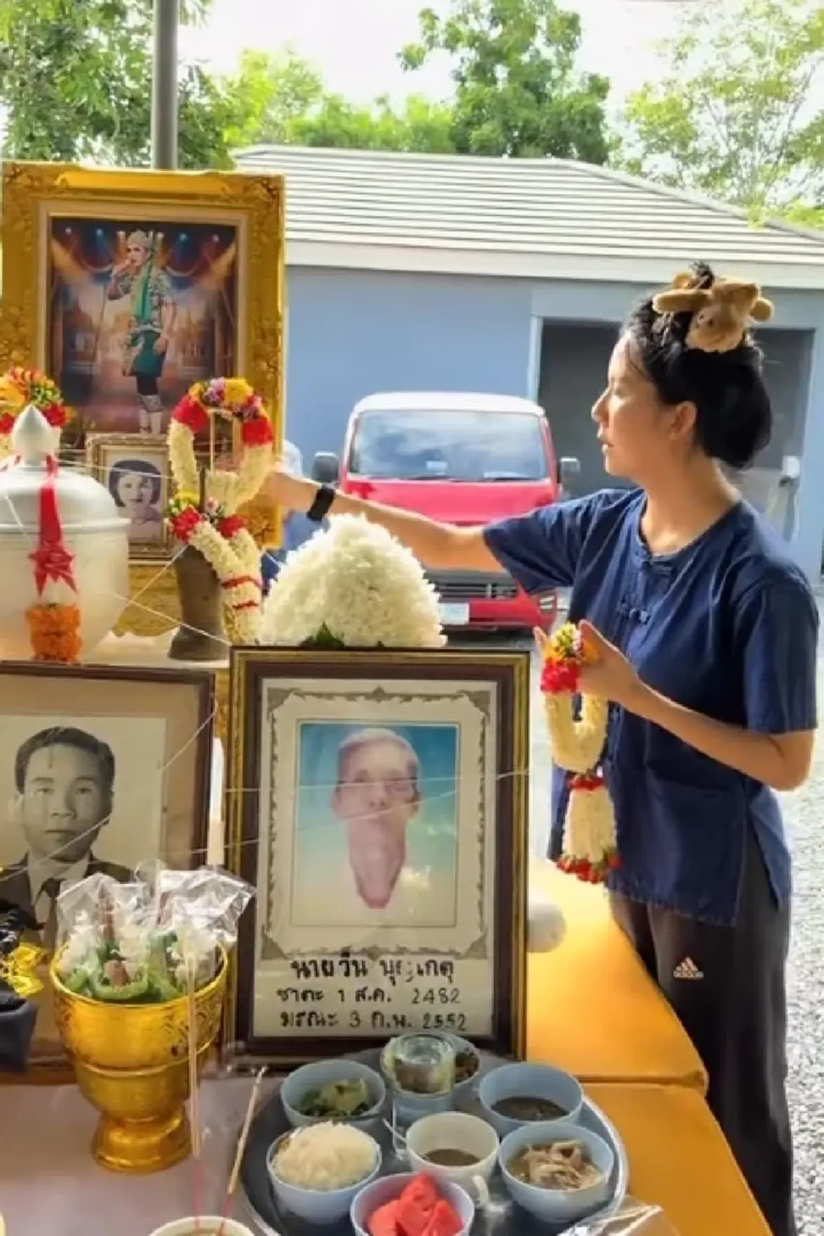 "จ๊ะ นงผณี" ทำบุญ 100 วัน "คุณพ่อประดิษฐ์" เผยเลขนิมนต์พระ - ธูปมงคล