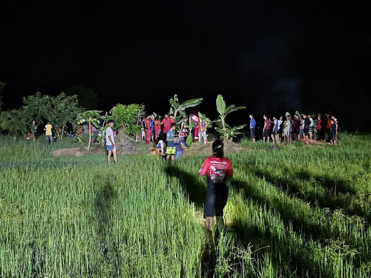 สลดชายวัย 47 ลงนามัดข้าว-เก็บผักกระเฉด พลัดลื่นตกสระเสียชีวิต