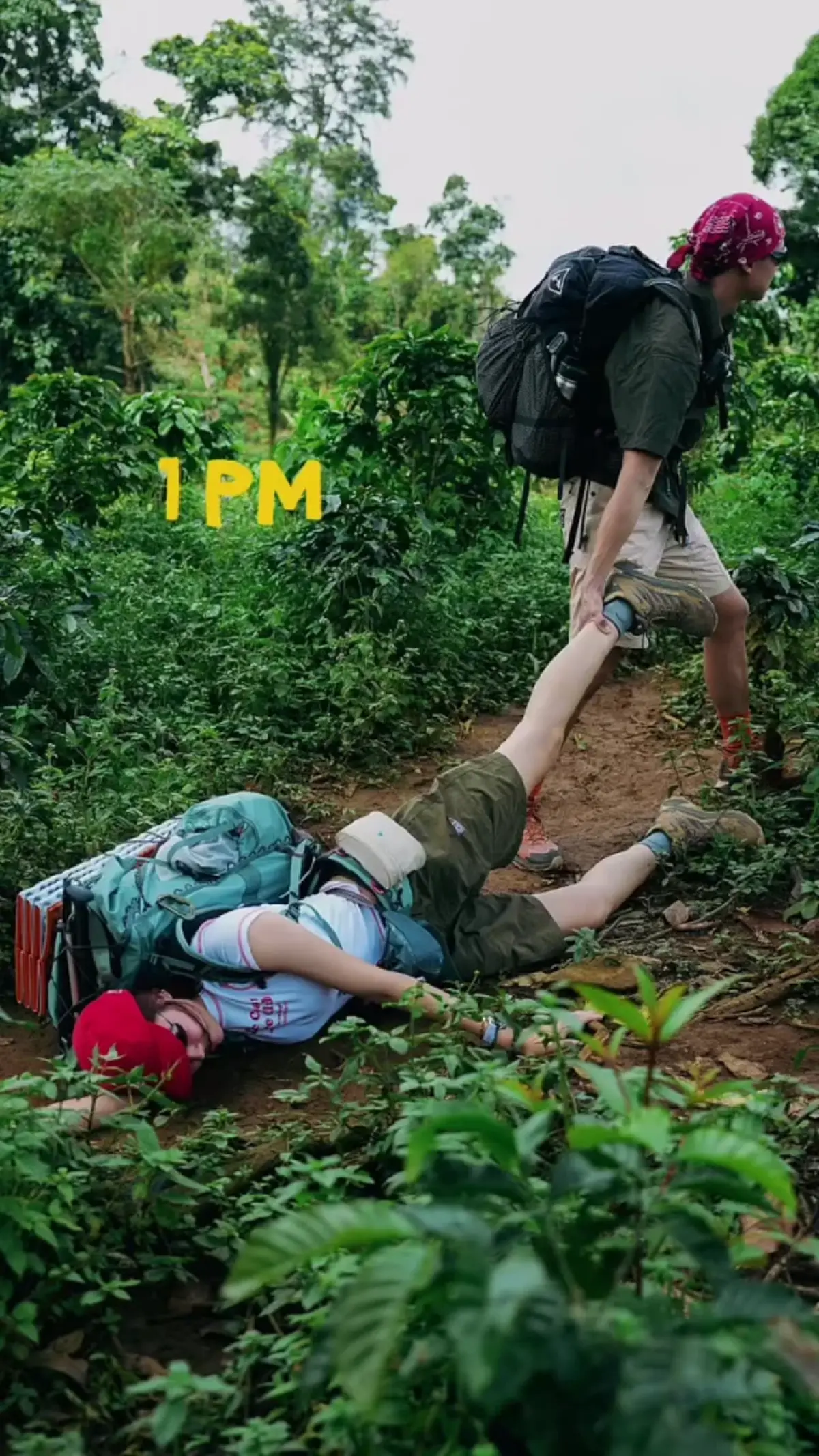 หมดสภาพนางเอก  "แซมมี่ เคาวเวลล์" ทิ้งตัวลงพื้นกลางป่า