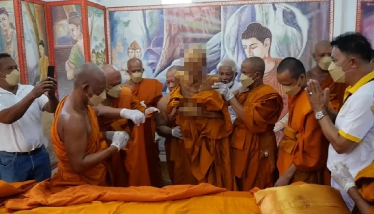 ศรัทธาล้นวัด! เปลี่ยนจีวรหลวงปู่เงื่อม พบสรีระยังคงเดิม