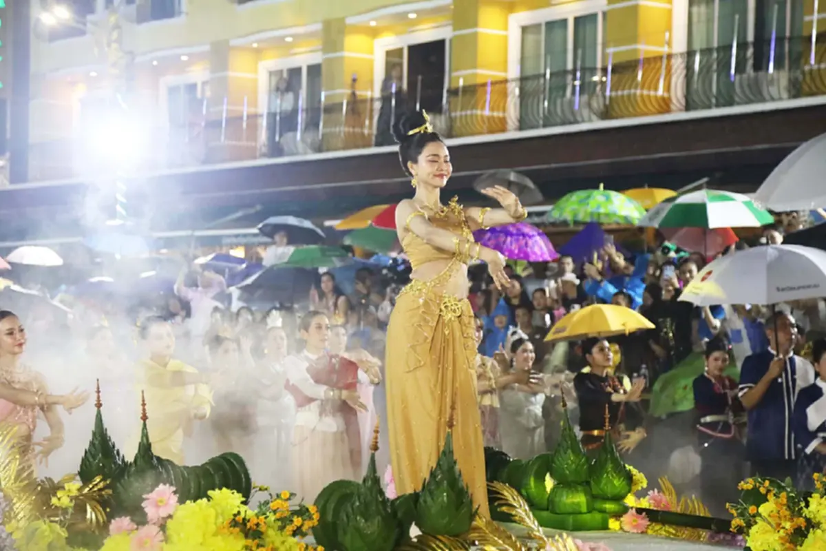 ส่องเลขมงคล "อิงฟ้า" รำบวงสรวงพญาศรีสัตตนาคราช ท่ามกลางสายฝน