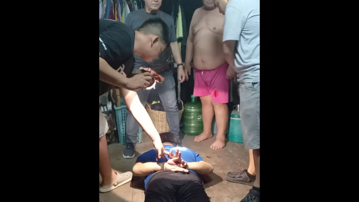 ระทึกกลางลำปาง! หนุ่มวัย 26 ขโมยรถ 2 คัน ก่อนปีนอนุสาวรีย์ฉกดาบหนี