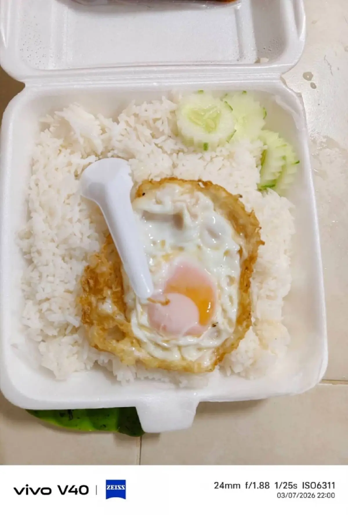 ดราม่าสนั่น! ลูกค้าโพสต์ข้าวกะเพราหมูกรอบพิเศษ 200 บาท แพงไหม?