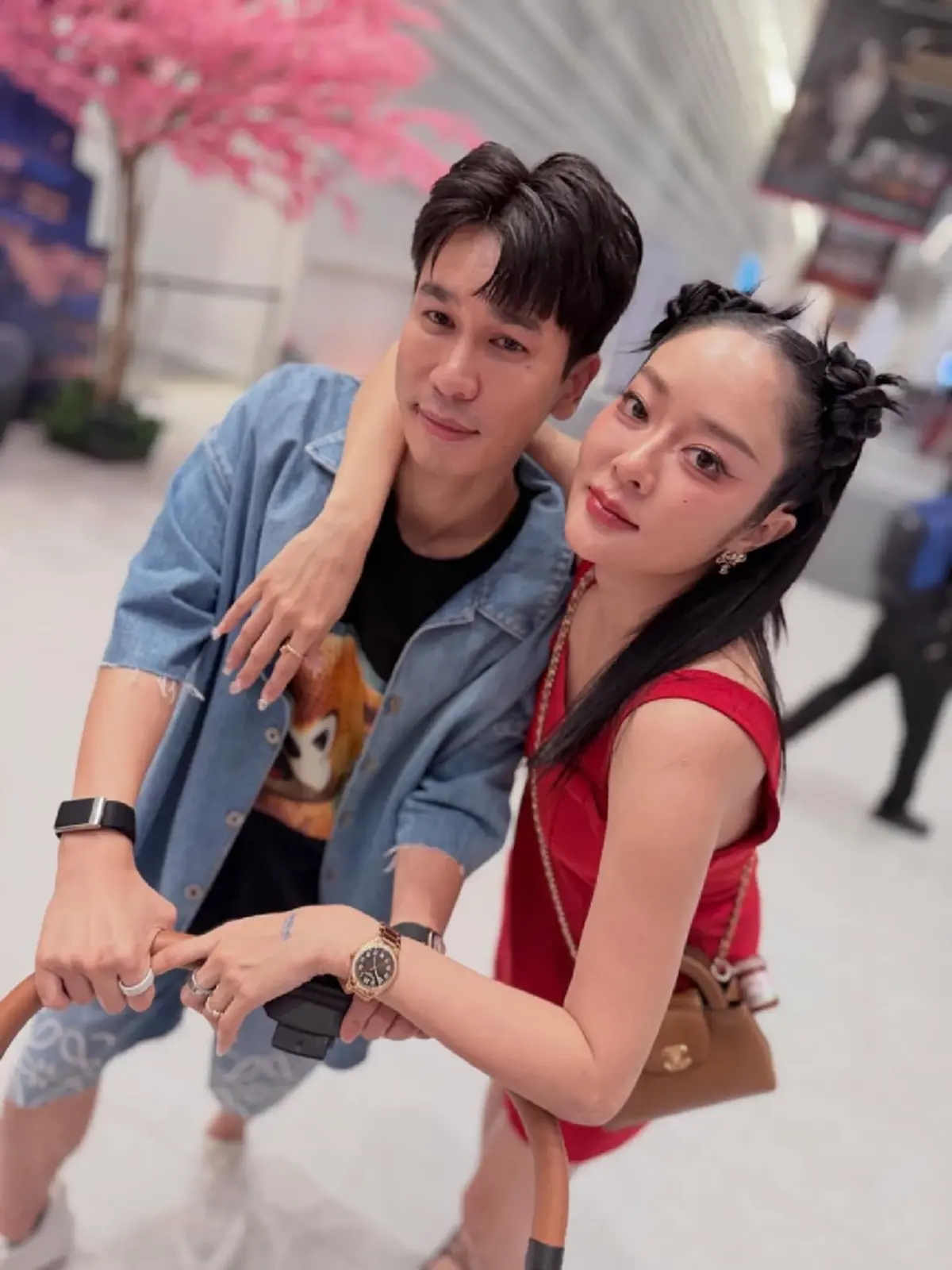 อลังการมาก  "แก้มบุ๋ม" ควง "พี่พีท" เปิดบ้านสไตล์โมเดิร์น