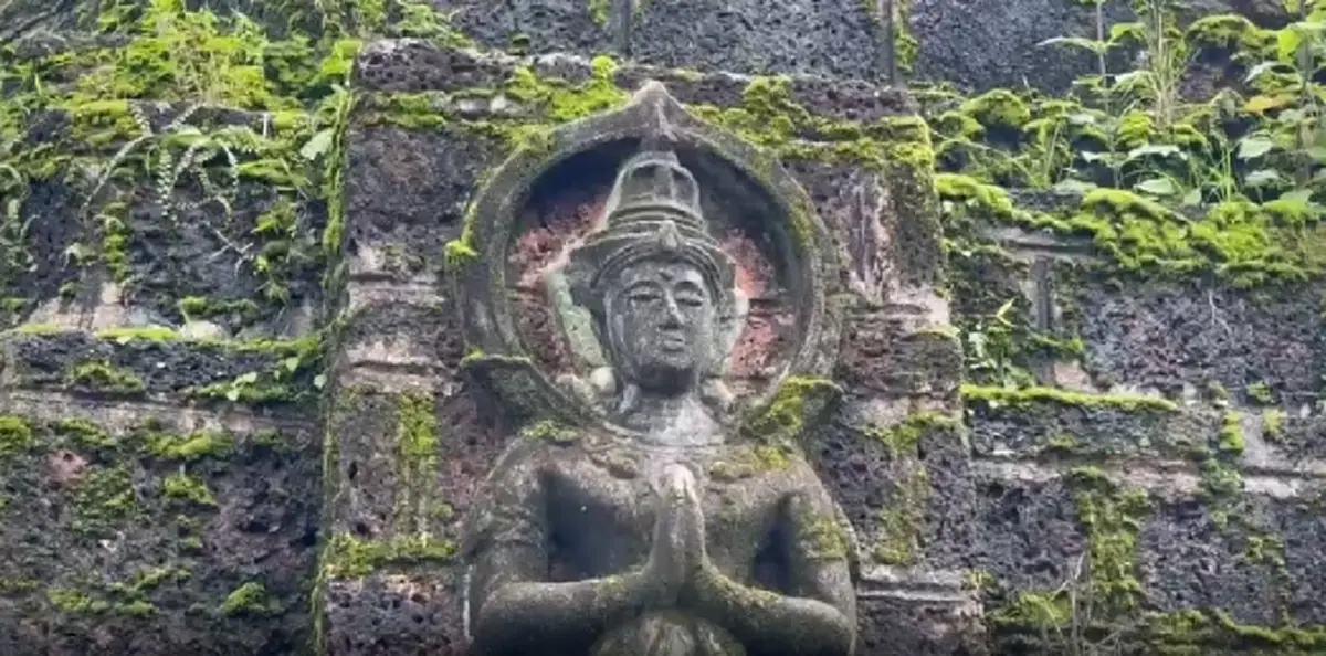 ปีละครั้ง! พระธาตุถูกมอส-เฟิร์นปกคลุม สวยราวภาพในเทพนิยาย