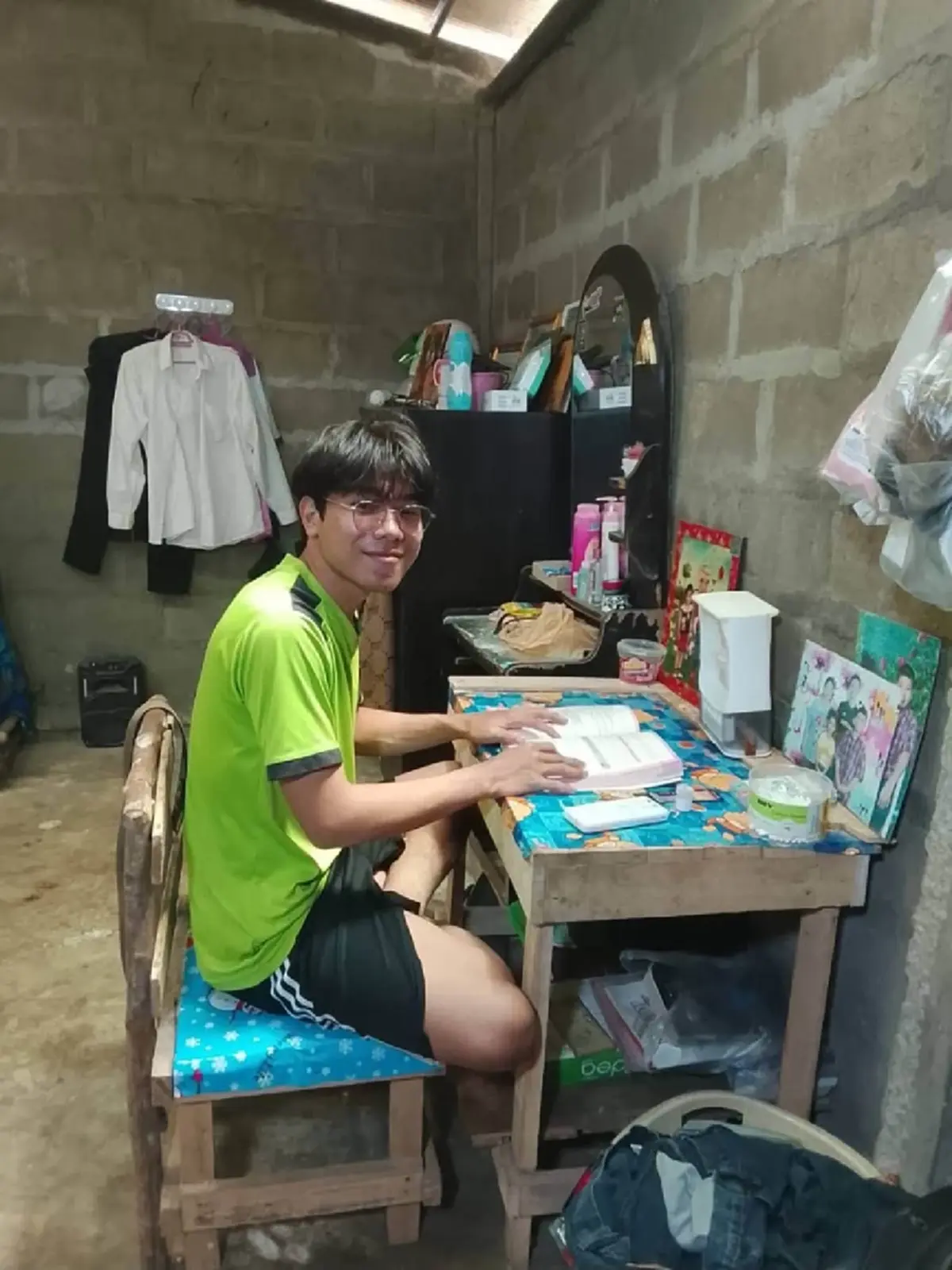 หนุ่มนิสิตเภสัชฯ ปี 3 ไม่ยอมแพ้ความจน กิน-นอนที่วัด เพื่อได้เรียน