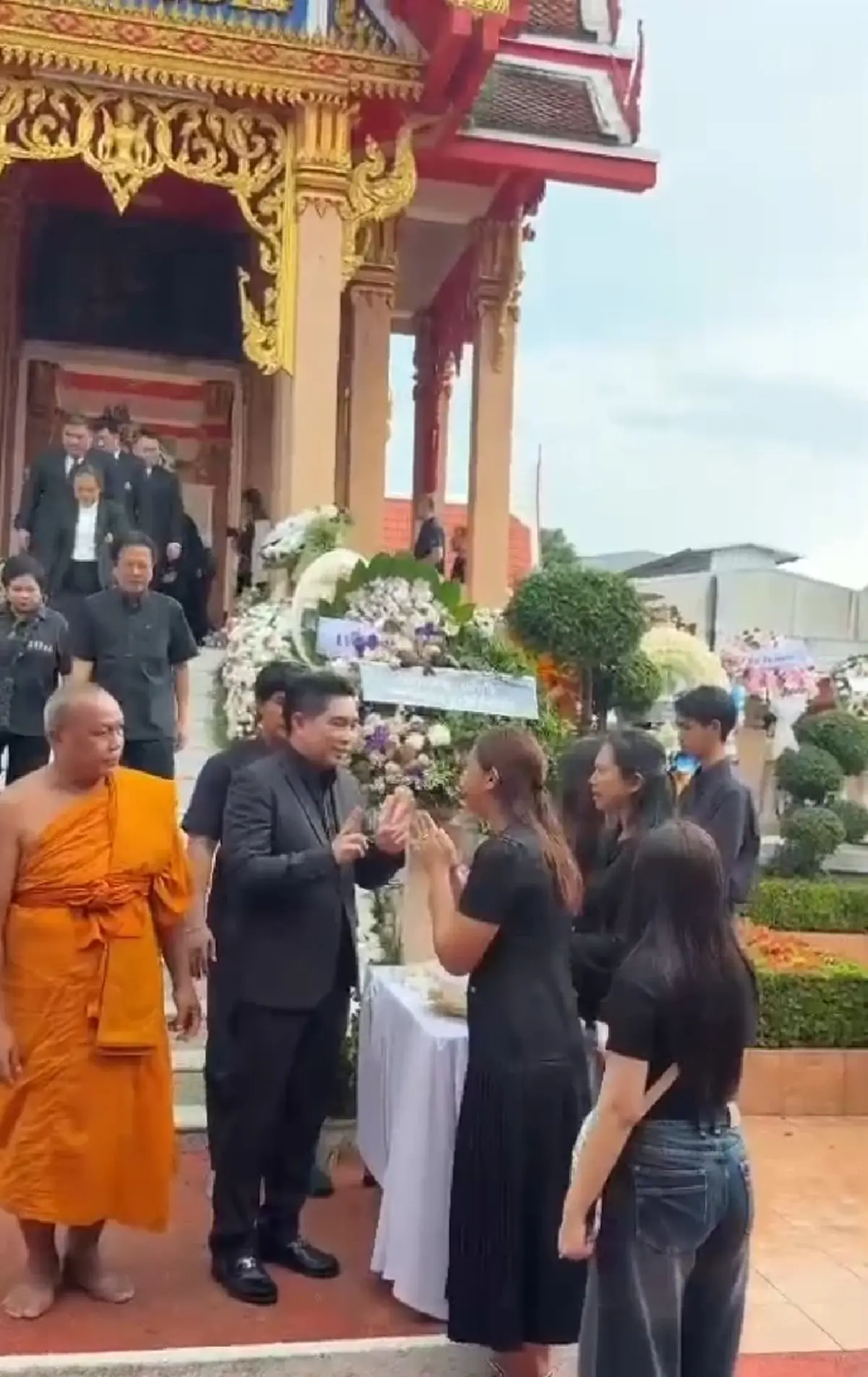 ยิ่งเศร้า คำพูด "ครูทราย" ถึงสามีครั้งสุดท้าย ก่อนฟุบลงกับพื้น