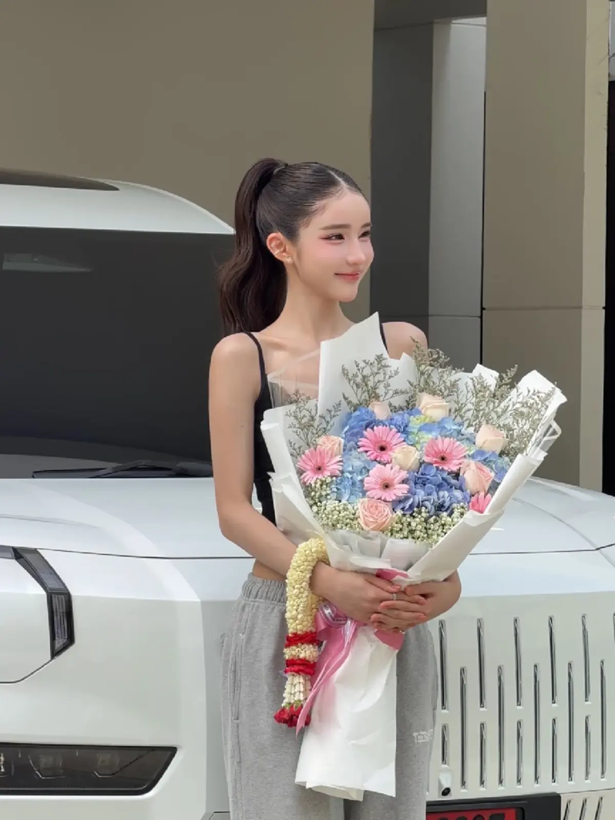  สวยสร้างเรื่อง โยชิ รินรดา  ถอยรถตู้ป้ายแดง   แฟนคลับหลุดโฟกัส