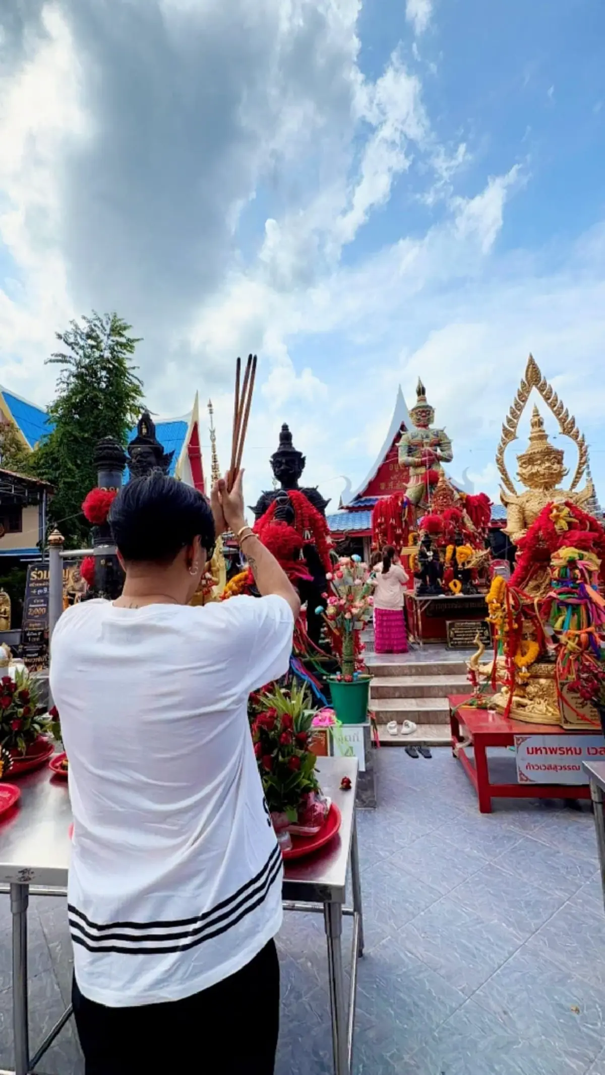 ส่อง บอล เชิญยิ้ม ไหว้ท้าวเวสสุวรรณ ก่อนจุดธูปมงคลได้เลขสวย