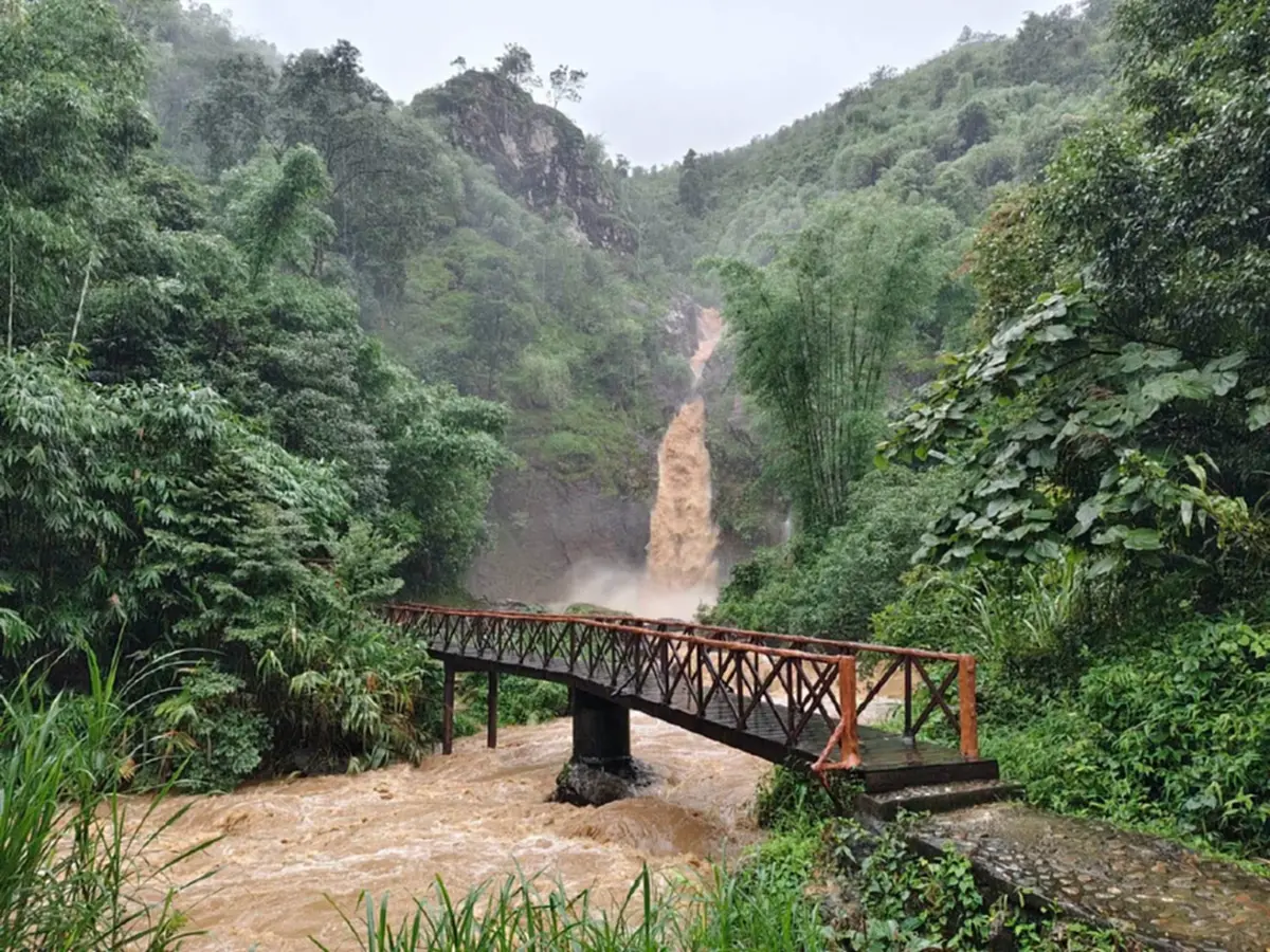 ฝนตกไม่หยุด! น้ำตกจ๊อกกระดิ่นน้ำขุ่น-ไหลแรง อุทยานฯ ขอให้ระวัง