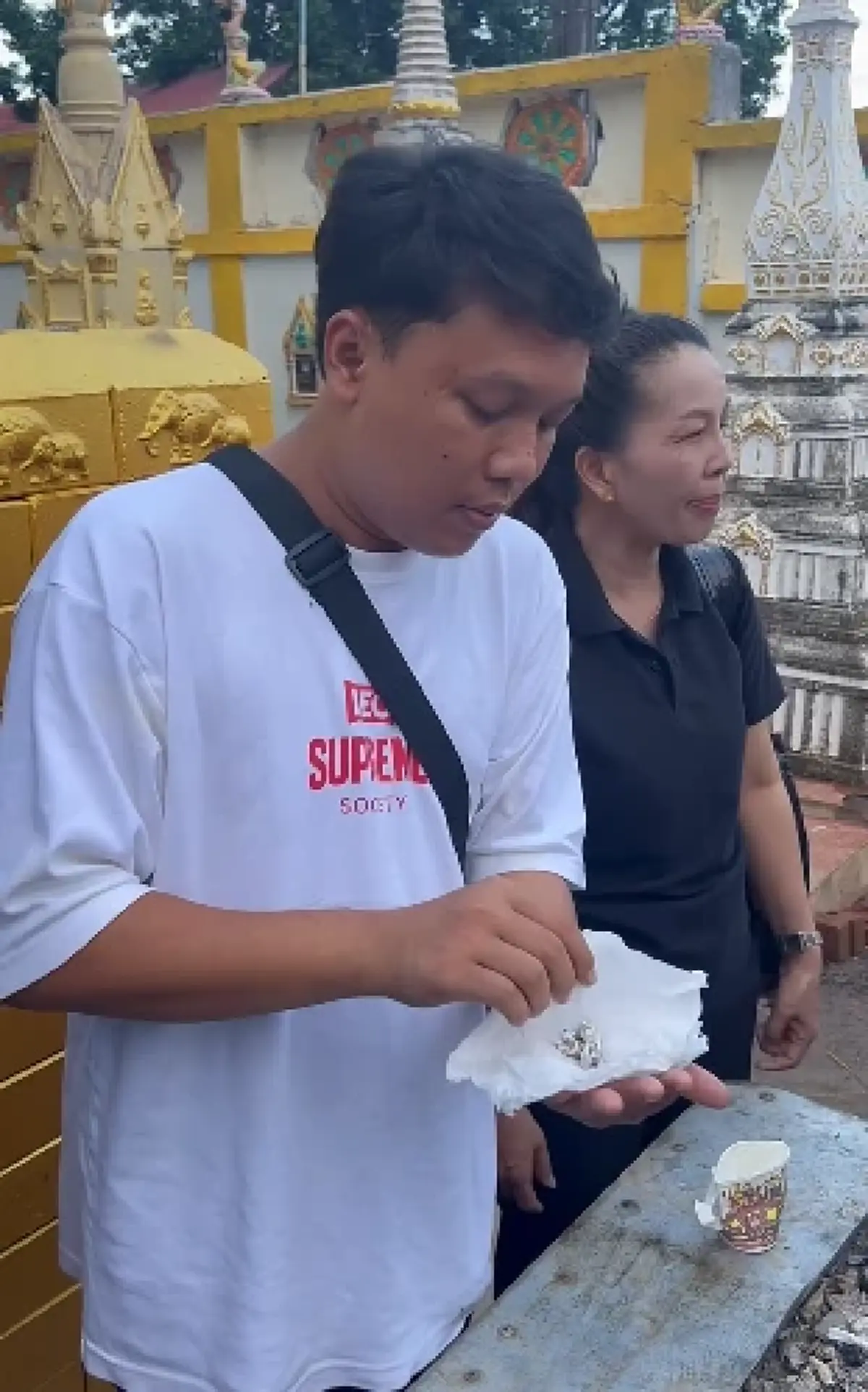 "ออย แสงศิลป์" เก็บอัฐิฟันพระพ่อ ก่อนสะดุดตา หลังนับได้เลขมงคล