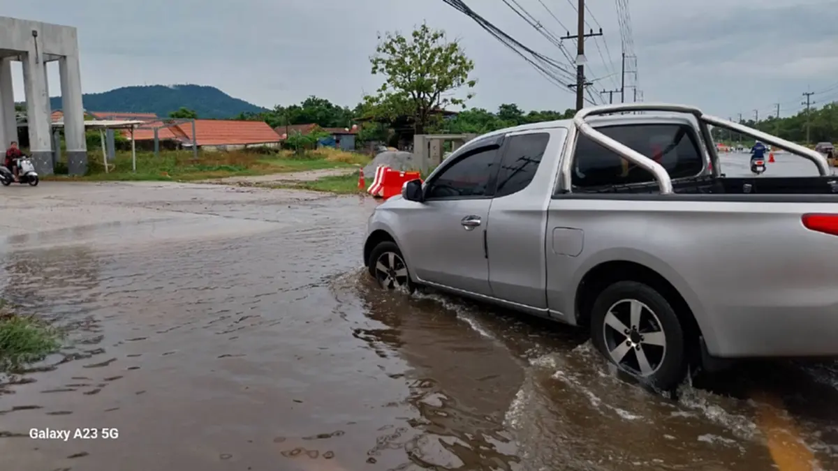 ฝนถล่มระยองหนักสุดในรอบปี! น้ำท่วมสุขุมวิท การจราจรติดขัดหนัก