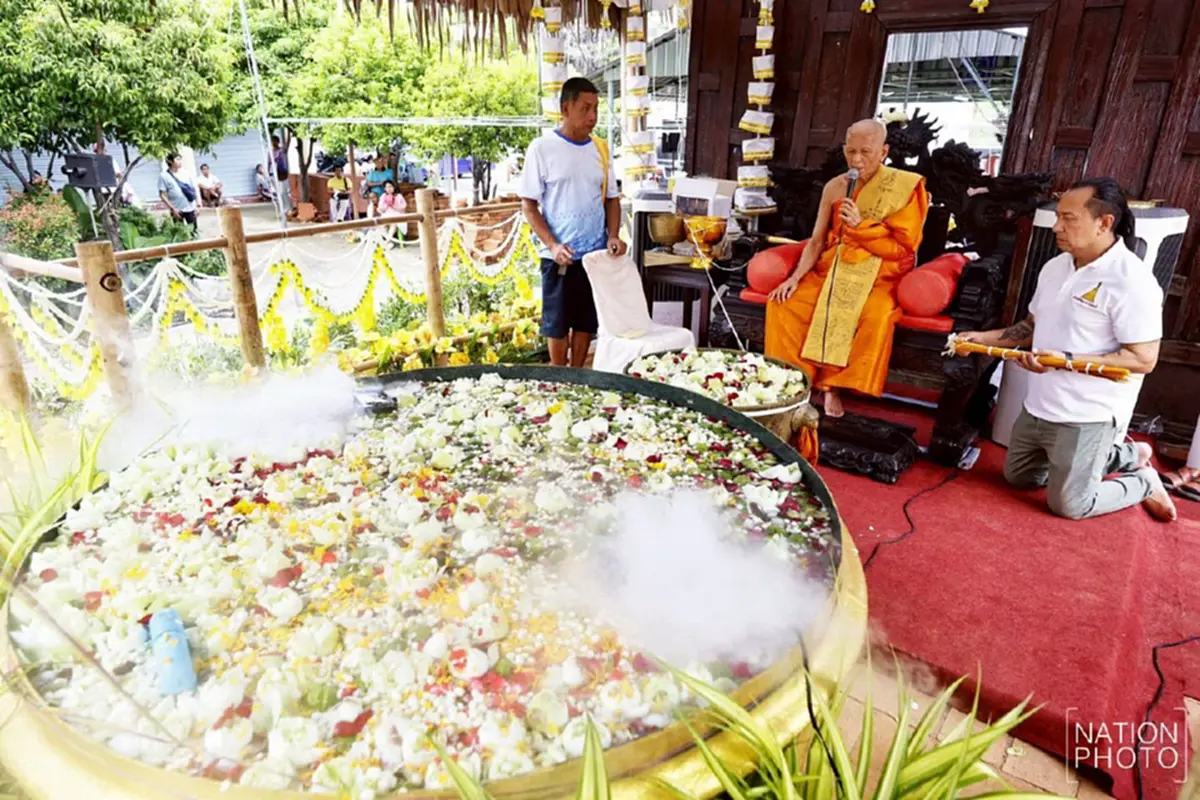 ศรัทธาแน่นวัด! พุทธศาสนิกชนแห่อาบน้ำมนต์โบราณ "สัมพุทเธหงสา"