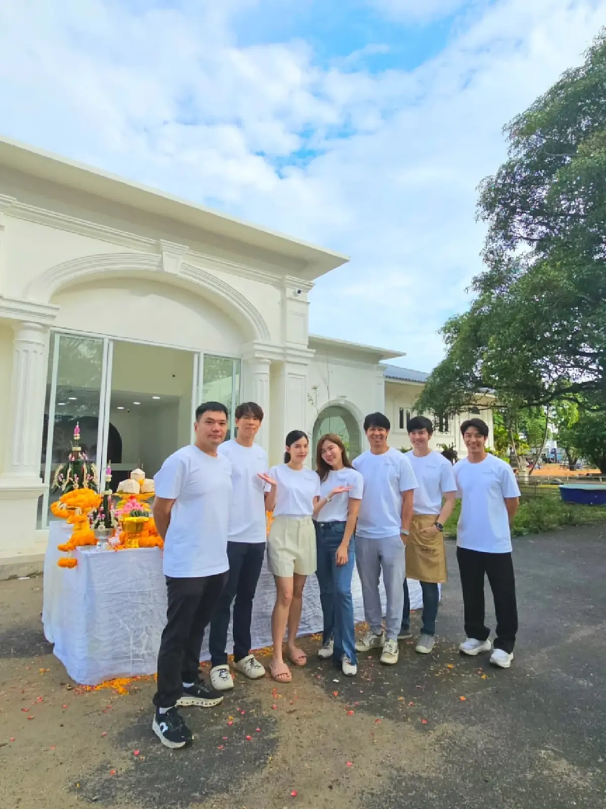 "บัว สโรชา" ถือฤกษ์ดีบวงสรวงคาเฟ่ใหม่  ครอบครัวร่วมยินดี 