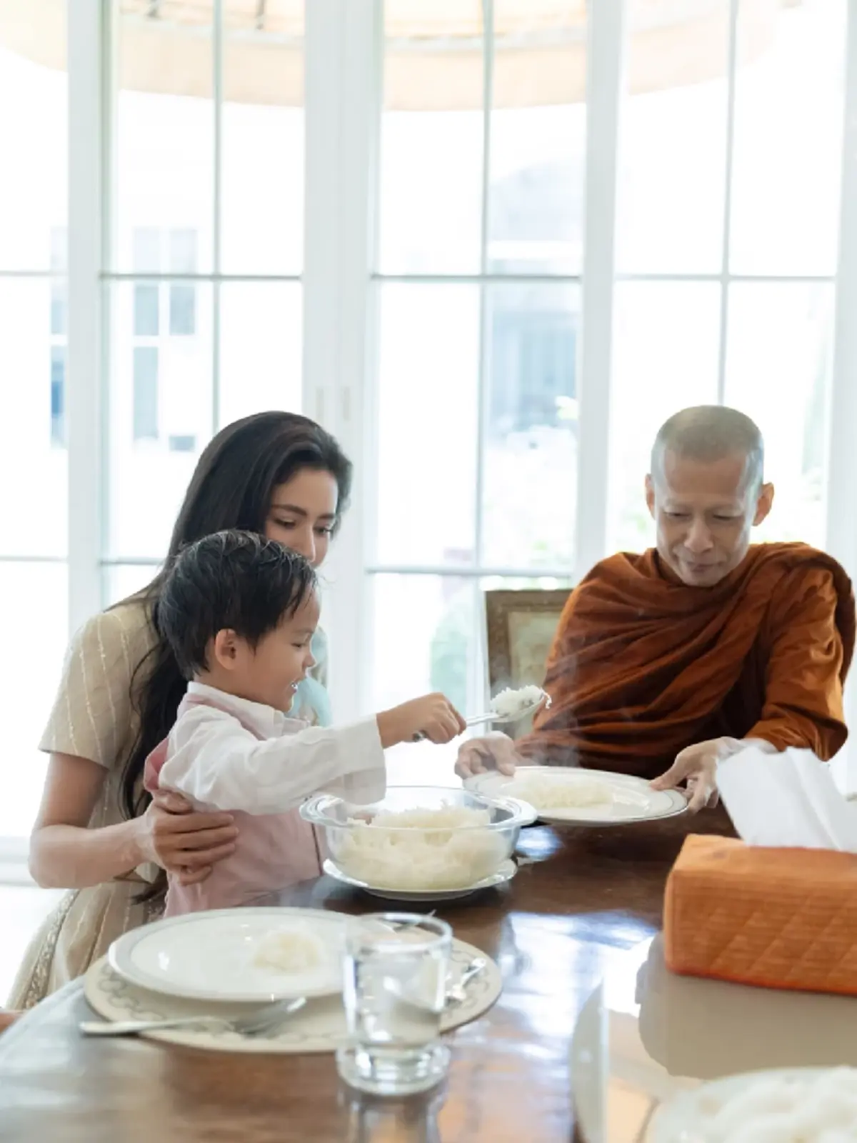 "กรณ์ ณรงค์เดช" พาครอบครัวทำบุญวันเกิดคุณแม่ผู้ล่วงลับ