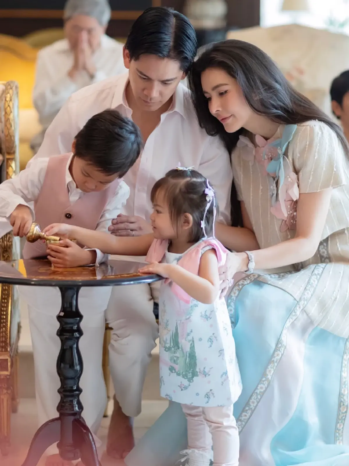 "กรณ์ ณรงค์เดช" พาครอบครัวทำบุญวันเกิดคุณแม่ผู้ล่วงลับ