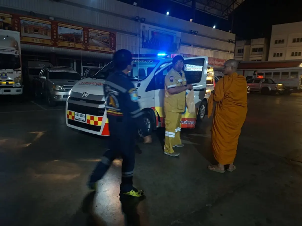 ภาพบีบหัวใจ! กู้ภัยโคราชรับหลวงพ่อเข้ากรุง รับร่างลูกสาว