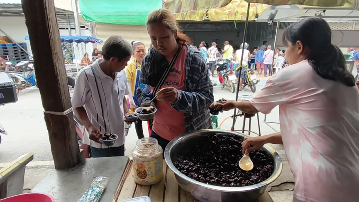 น้ำใจงาม! แม่ค้าอุทัยฯ แจกพุทราฟรี คนรออุทธรณ์บัตรคนจน