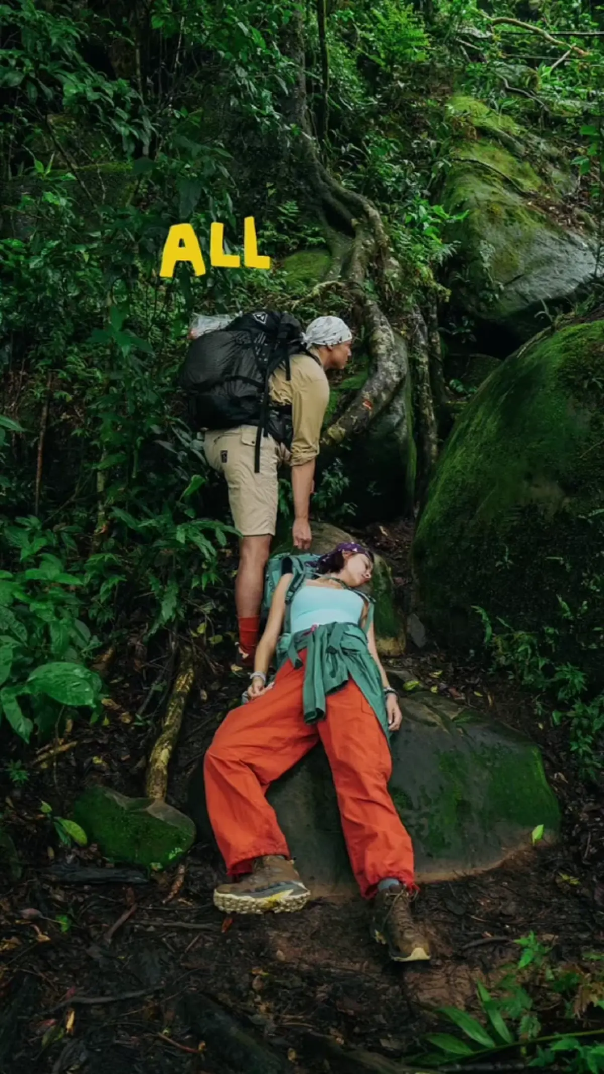 หมดสภาพนางเอก  "แซมมี่ เคาวเวลล์" ทิ้งตัวลงพื้นกลางป่า