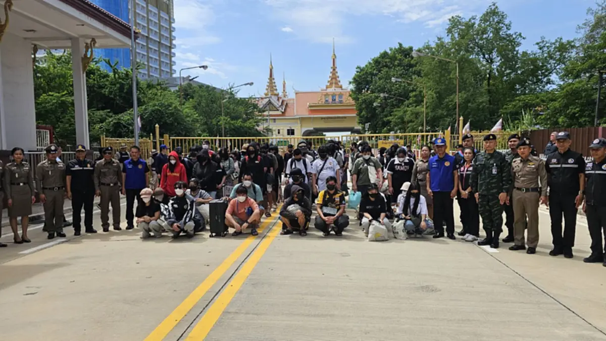 ทบ. รับ 79 คนไทยกลับจากกัมพูชา คัดกรองเข้มพบ 5 รายโยง 20 คดี