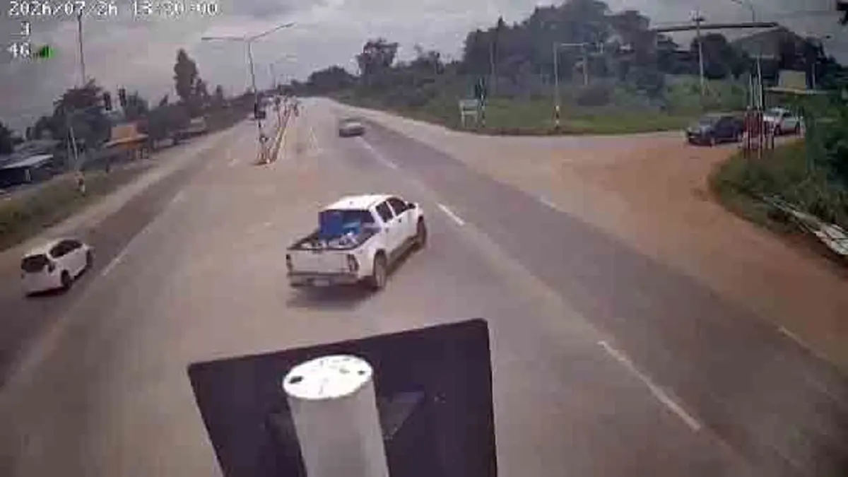 ชนสนั่นสระแก้ว! กระบะรีบเลี้ยวขวา ชนทางตรงพังยับ อ้างดูไฟผิด