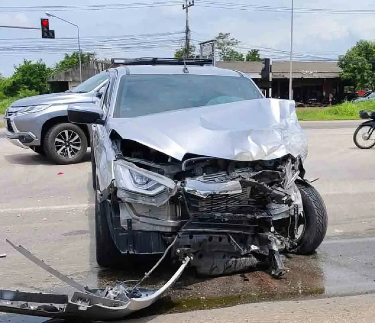 ชนสนั่นสระแก้ว! กระบะรีบเลี้ยวขวา ชนทางตรงพังยับ อ้างดูไฟผิด