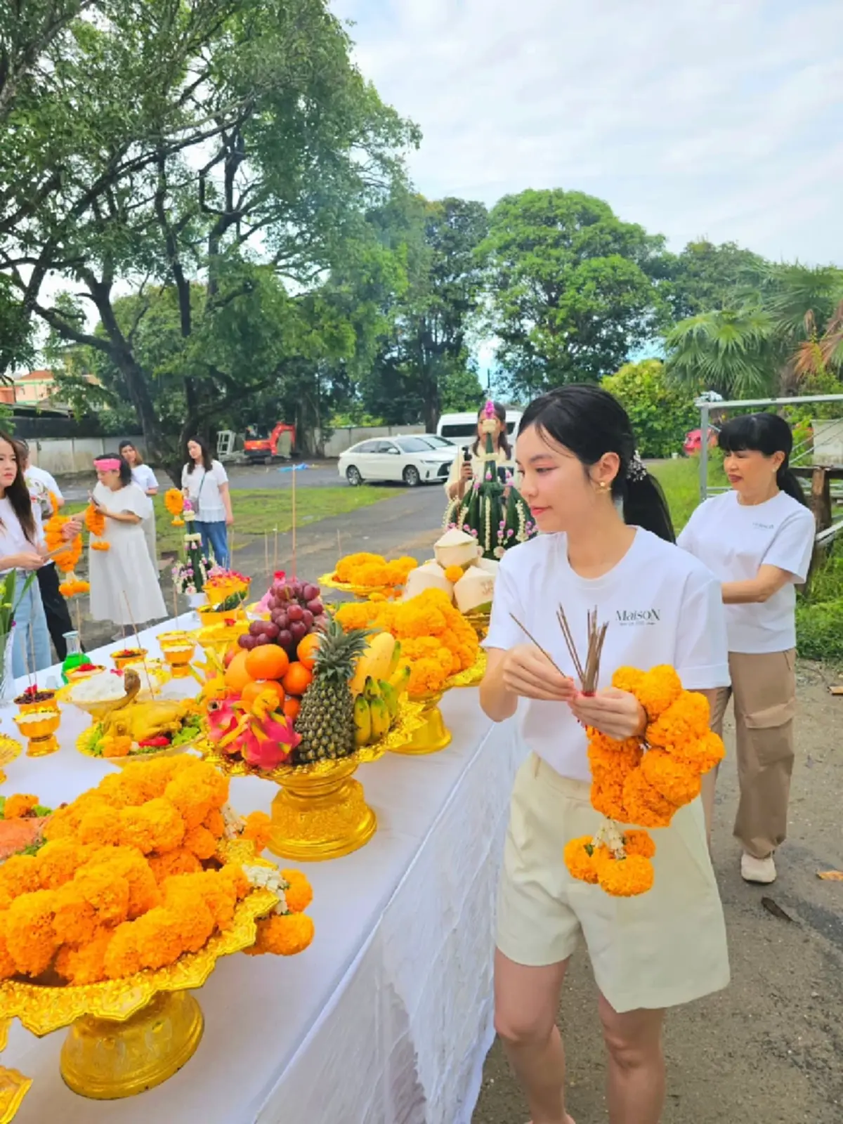 "บัว สโรชา" ถือฤกษ์ดีบวงสรวงคาเฟ่ใหม่  ครอบครัวร่วมยินดี 