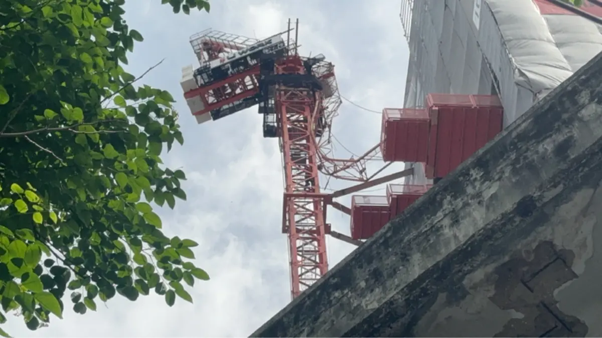 เสียงดังสนั่น! พายุฝนกระหน่ำลมแรงซัด "บูมเครนยักษ์" หักพับคาตา