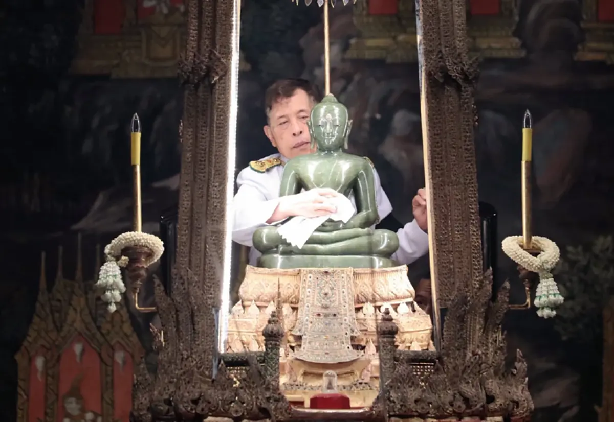 ทะเบียนรถยนต์พระที่นั่ง ในหลวง เสด็จฯ เปลี่ยนเครื่องทรง พระแก้วมรกต