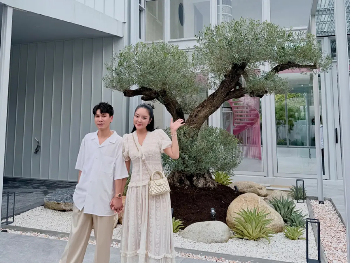อลังการมาก  "แก้มบุ๋ม" ควง "พี่พีท" เปิดบ้านสไตล์โมเดิร์น