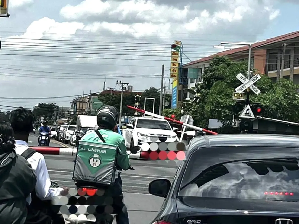 ระทึกอยุธยา! กระบะติดคาไม้กั้นทางรถไฟ หวิดโศกนาฏกรรม