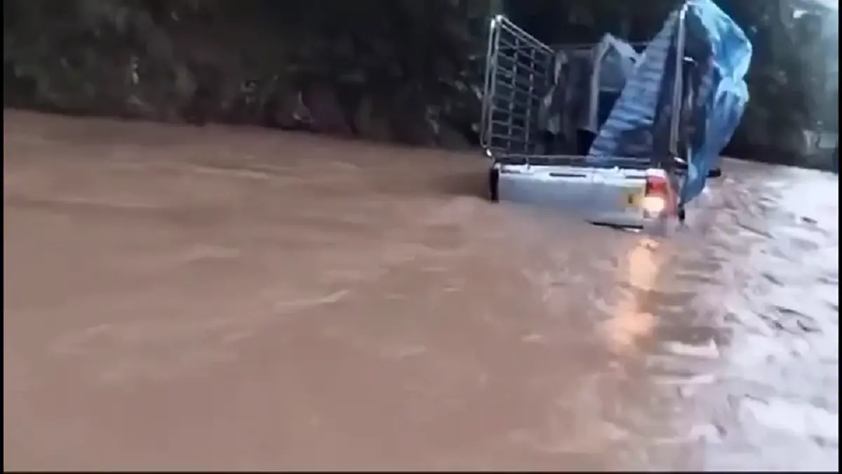น้ำป่าทะลักแม่สะเรียง ซัดรถบรรทุกดับกลางห้วย หนีตายวุ่น