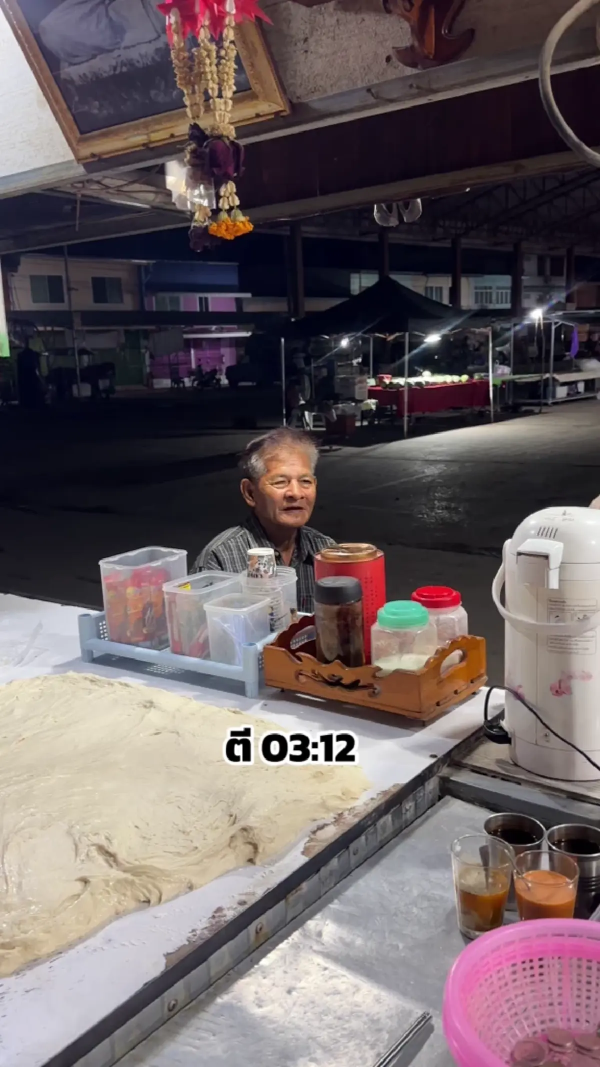 ไฟยังไม่เปิดก็มาแล้ว ลูกค้าประจำนั่งรอเกือบครึ่งชั่วโมง