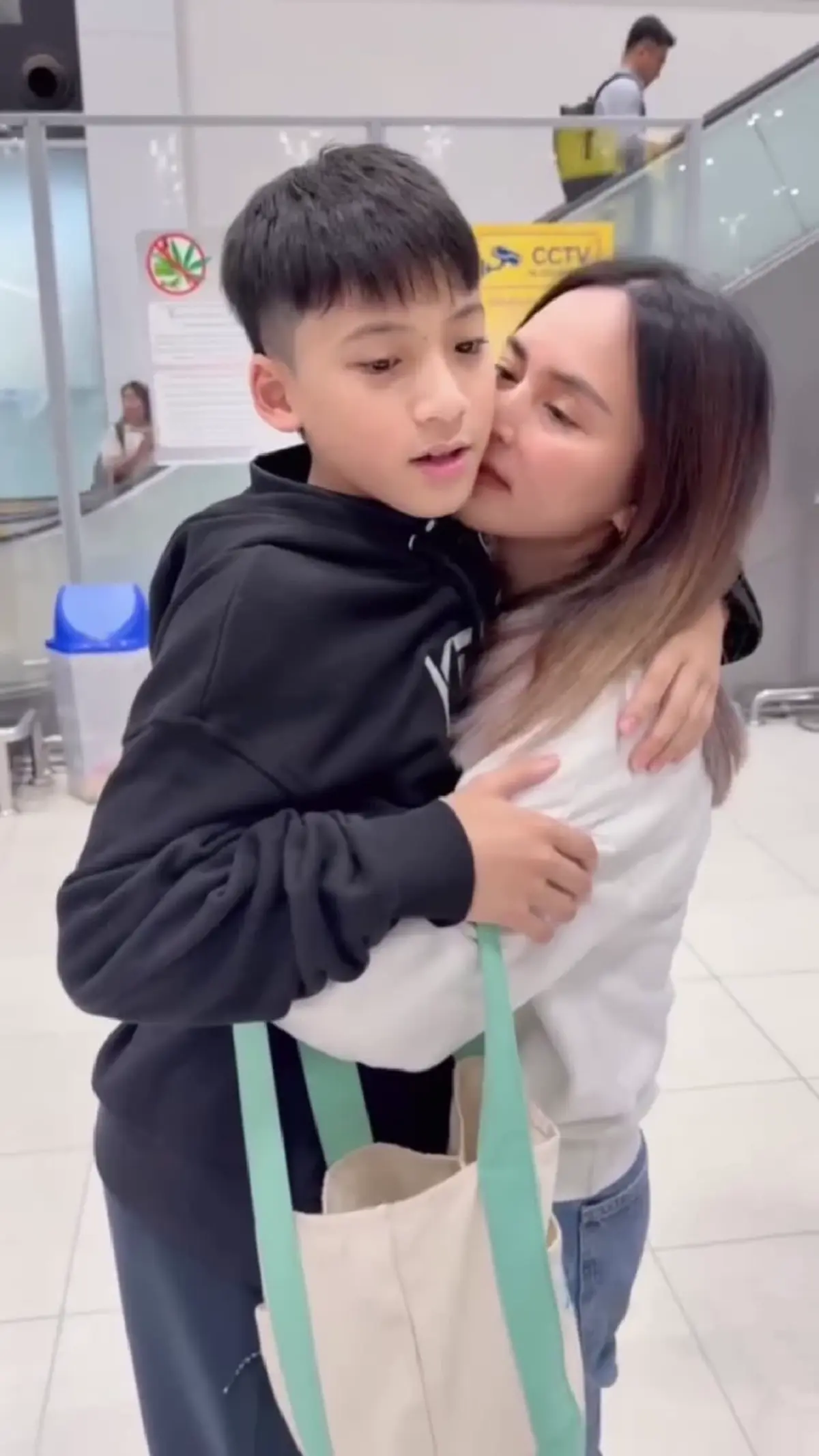 "นานา ไรบีนา" ยืนส่งลูกๆ ไปต่างประเทศ ฝากคำพูดสุดซึ้งยามห่างไกล