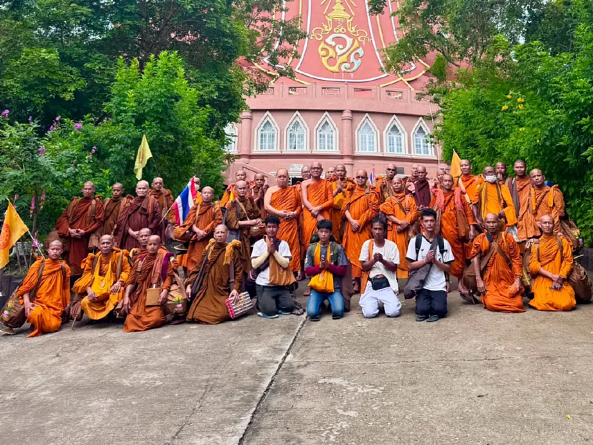 ถึงว่า คณะพระธุดงค์เดินย้อนศรทิศทางรถ เจ้าอาวาสเผยเหตุผลชัด